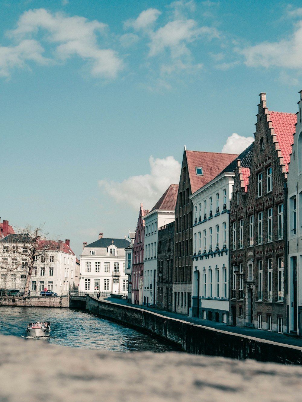 Haus in der Nähe des Meeres unter blauem Himmel