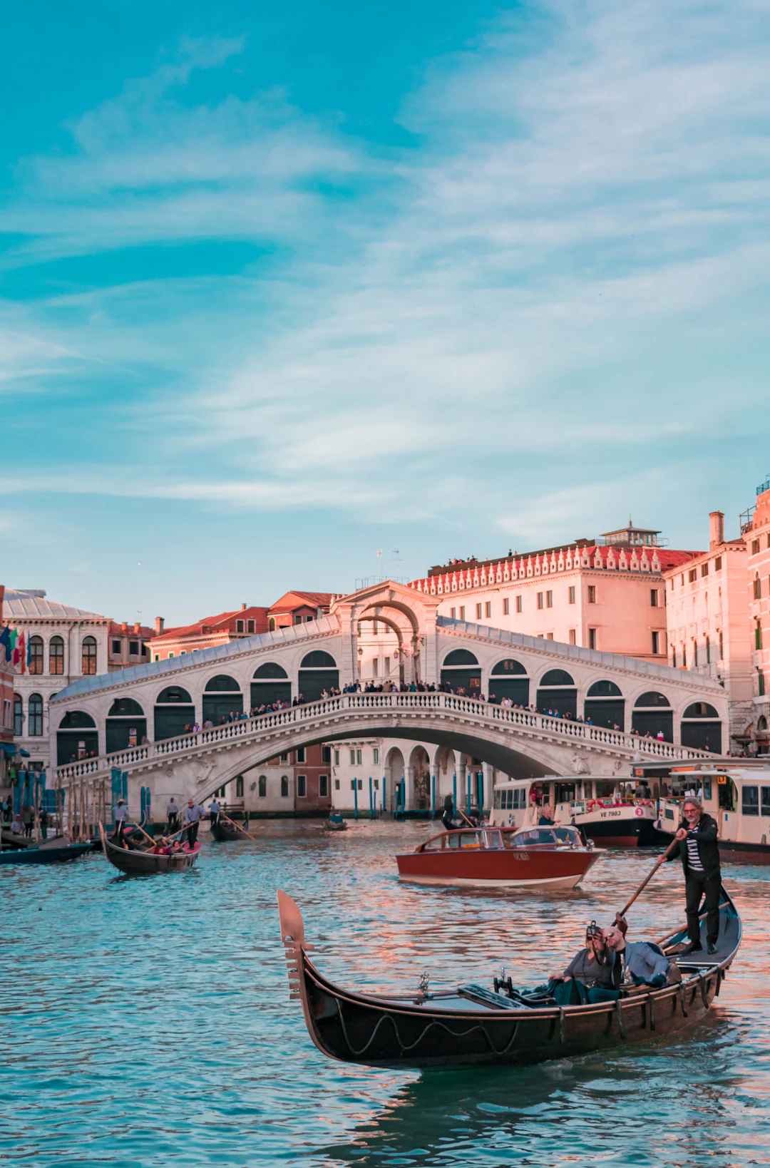 Canales y edificios históricos de Venecia en una ruta desde Verona