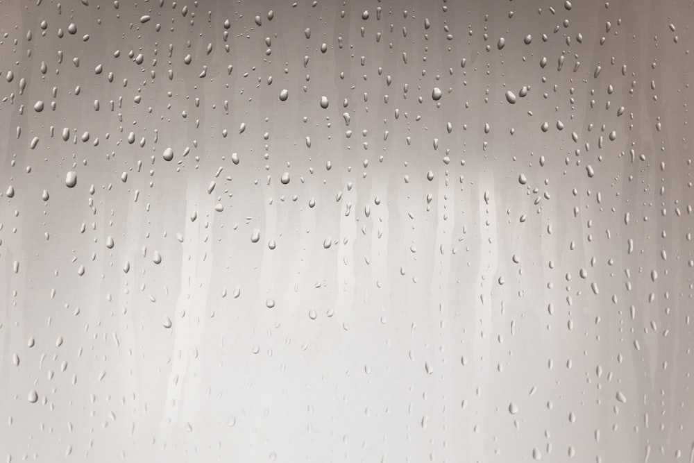 um close up de gotículas de água em uma janela