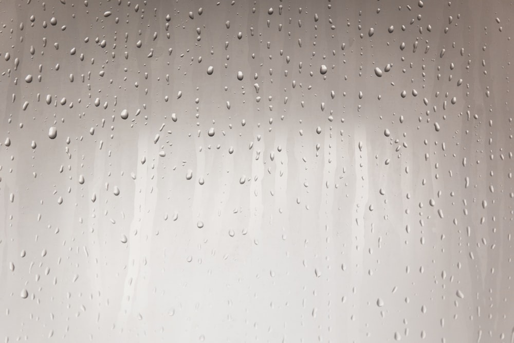 Un primer plano de gotas de agua en una ventana