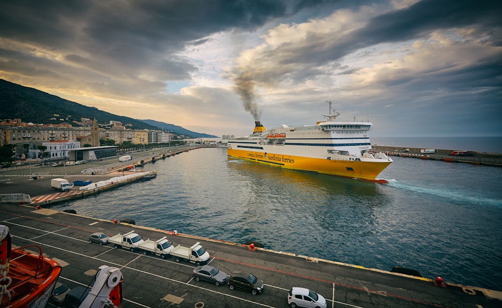 navio de cruzeiro branco e amarelo no convés