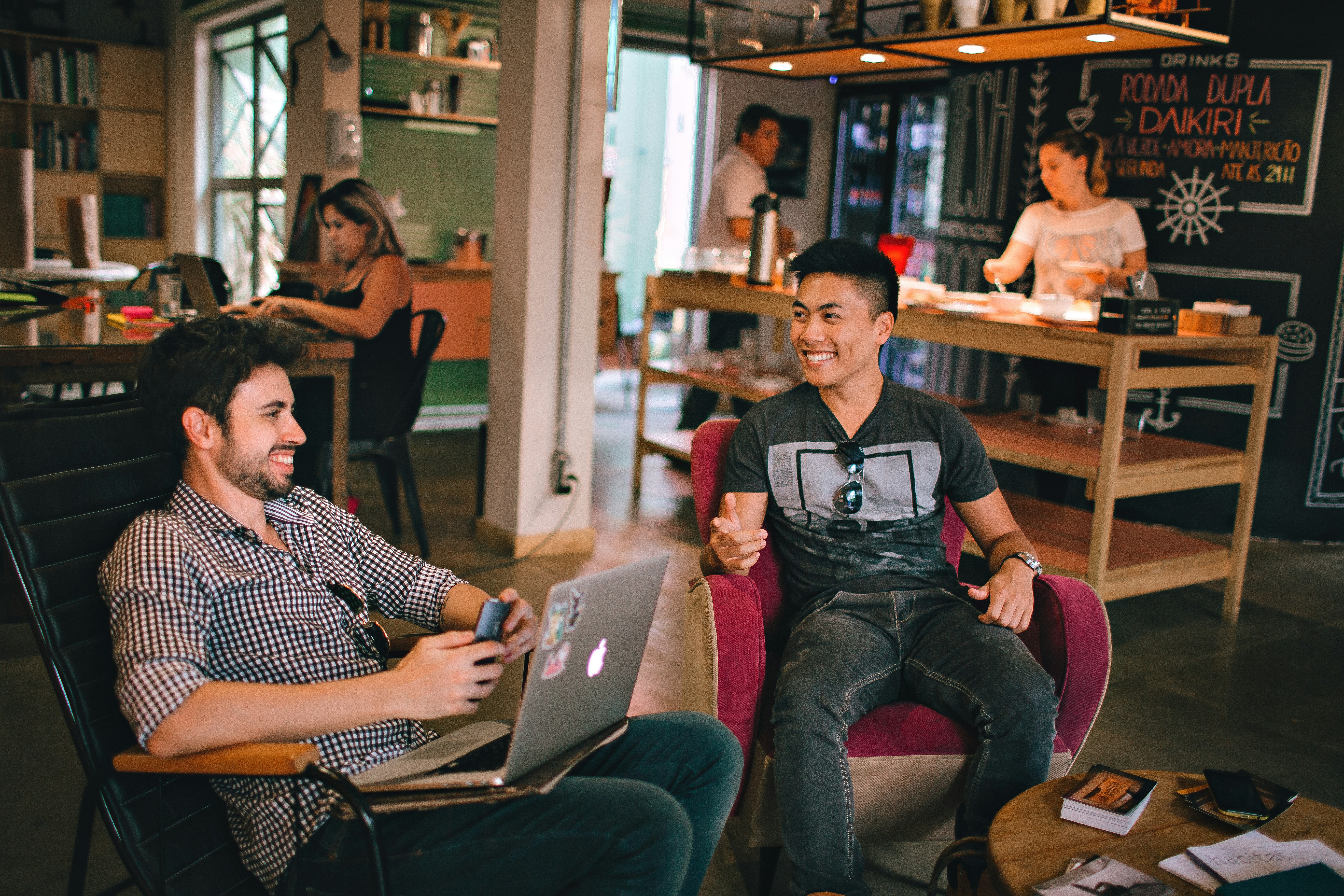 Currículo na mão, conversa na cabeça: o manual do networking técnico que funciona nos eventos de Brasília