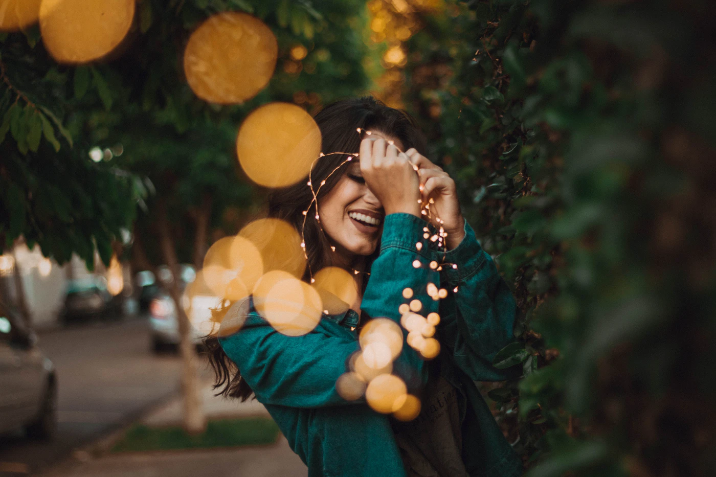 Portrait souriant devant des plantes vertes en pleine lumière