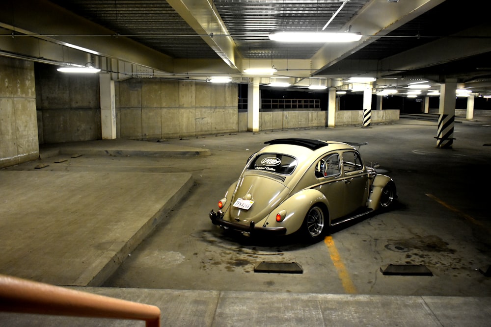 Volkswagen Beetle estacionado en el estacionamiento
