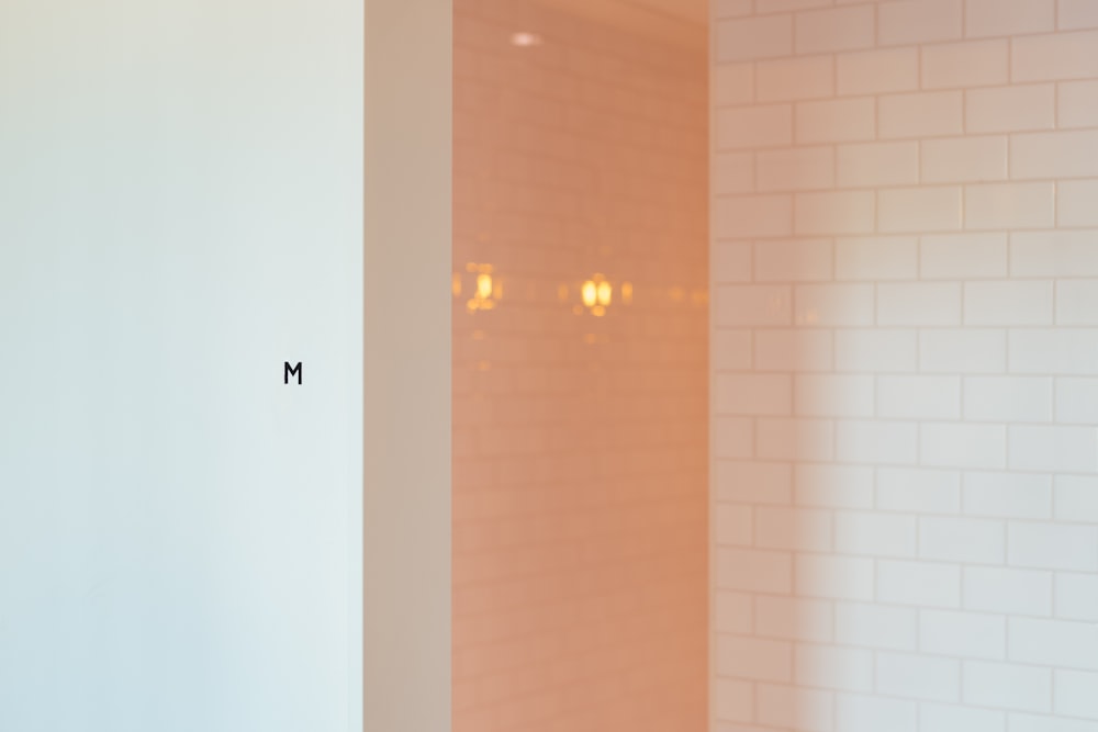 une salle de bain avec un mur blanc et un mur carrelé blanc