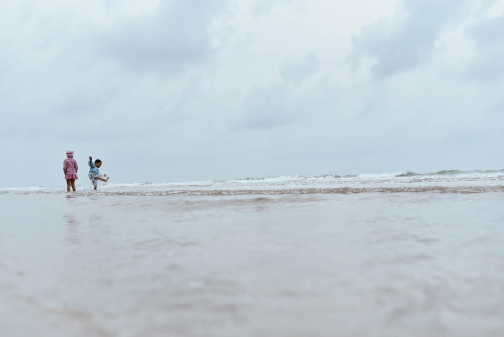 Dos niños en la orilla de la playa