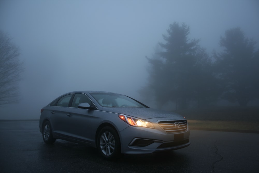 berlina Hyundai argentata su strada di cemento grigio