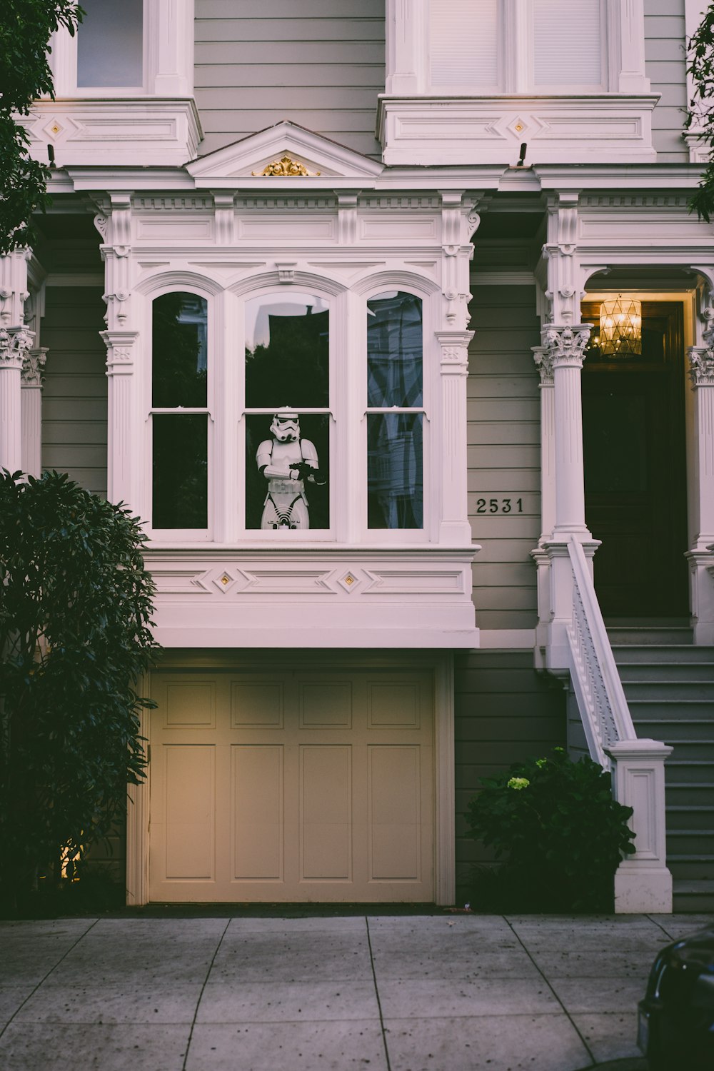 white wooden house during daytime