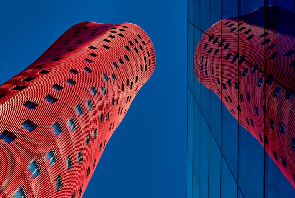 빨간 콘크리트 건물의 낮은 각도 사진
