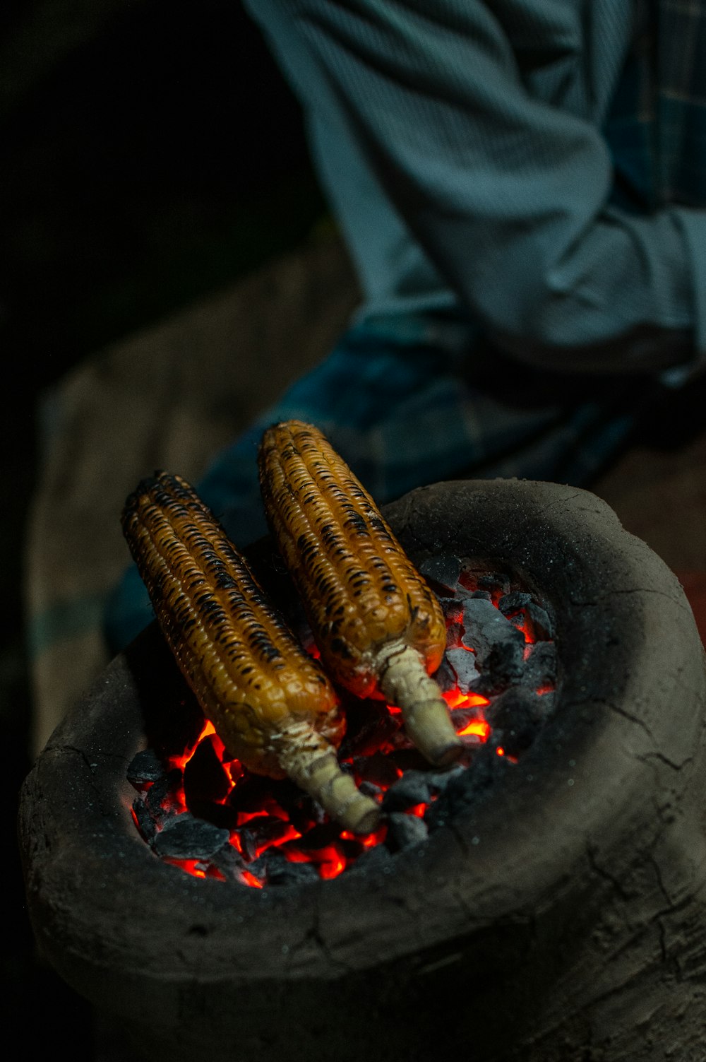 maïs doux sur charbon de bois