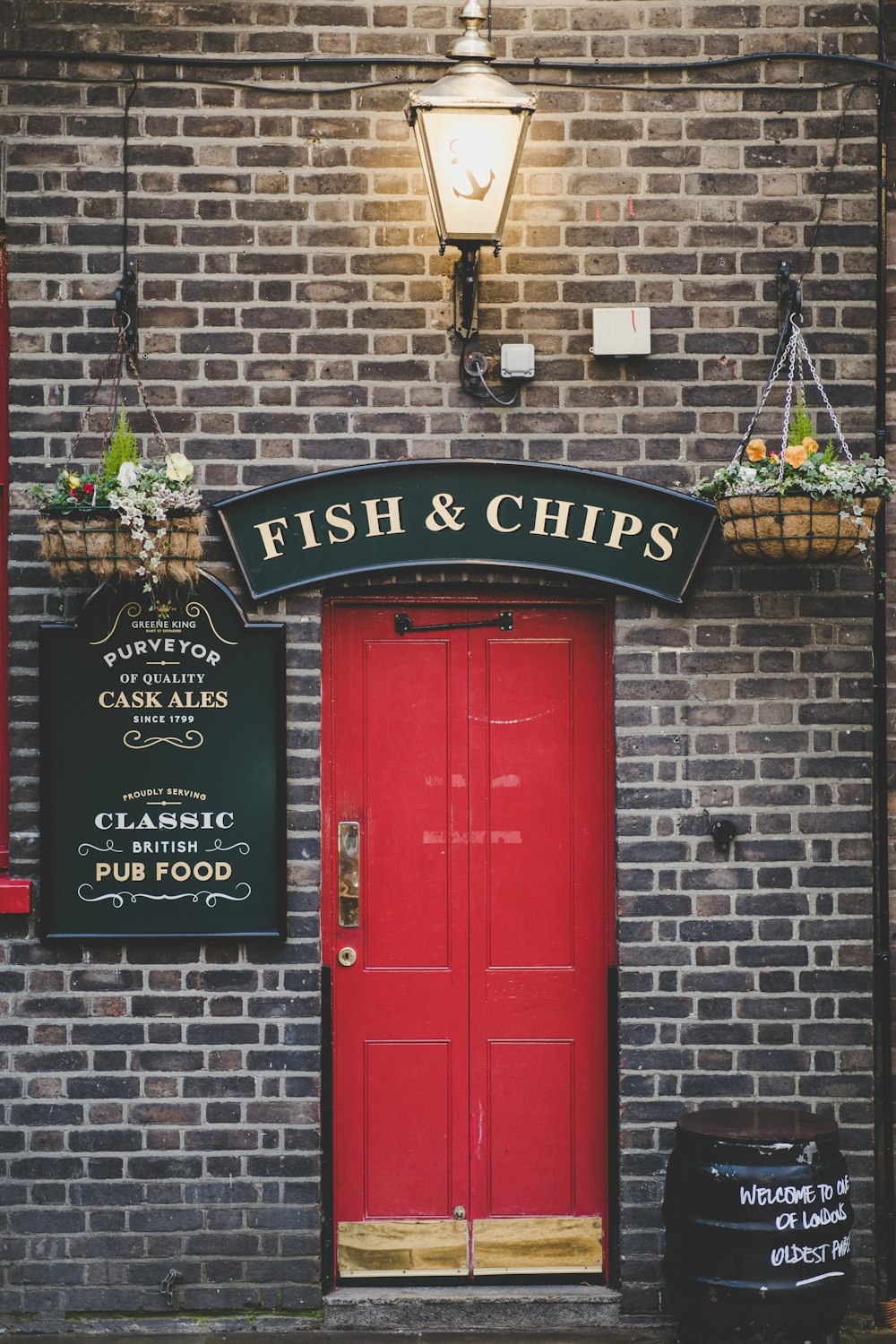 Letrero de Fish & Chips sobre la puerta roja