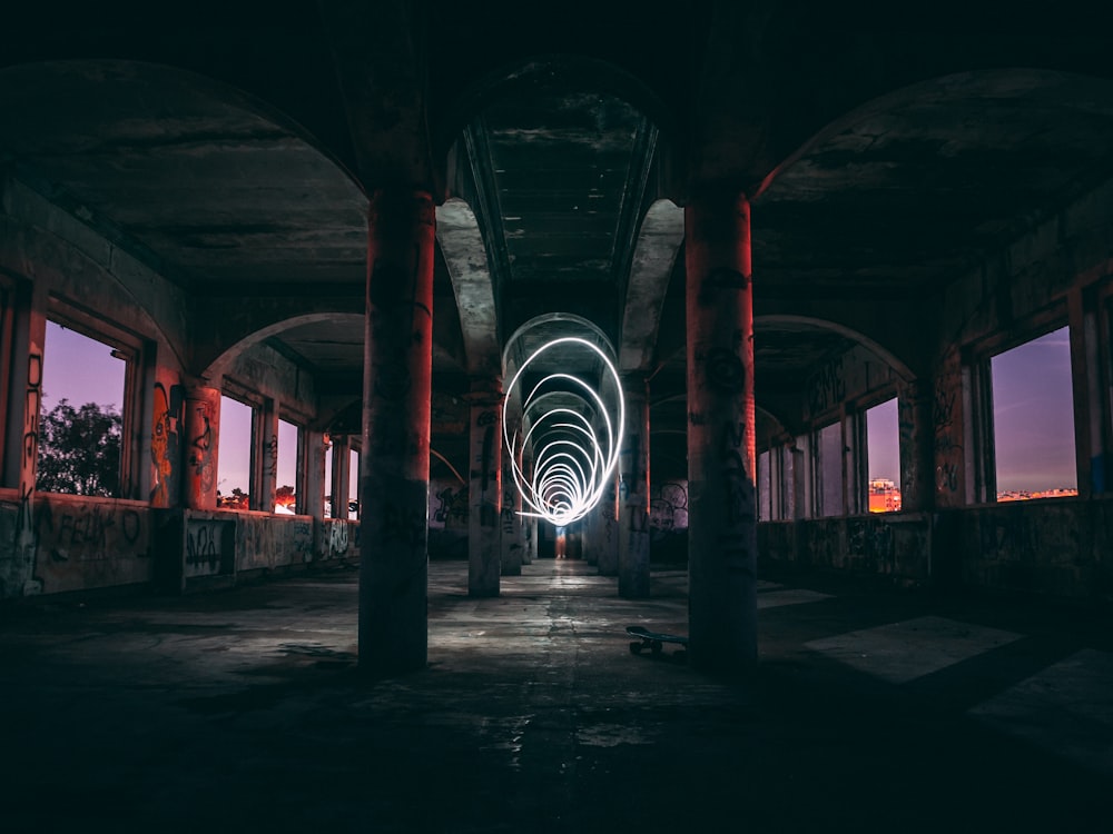 una lunga esposizione di un tunnel al centro di un edificio