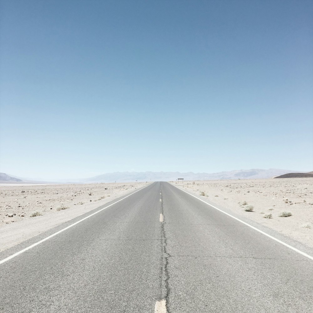日中の空っぽの高速道路