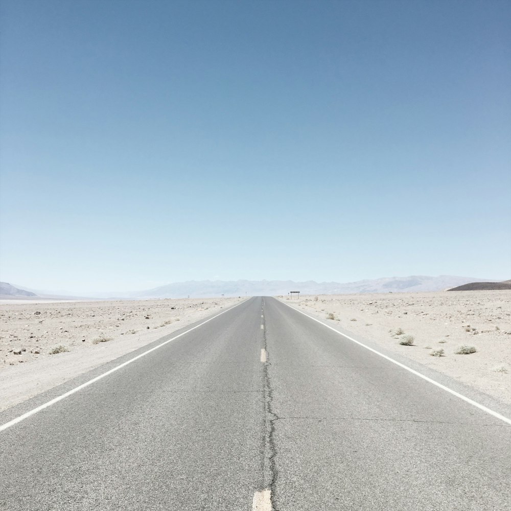 Autopista vacía durante el día