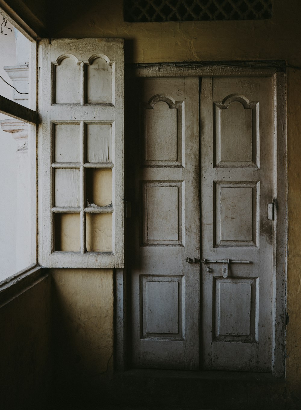 zwei geschlossene weiße Holztüren