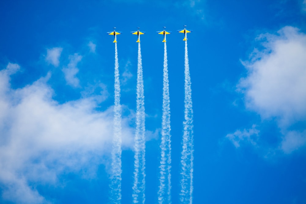 Cuatro aviones acrobáticos durante el día
