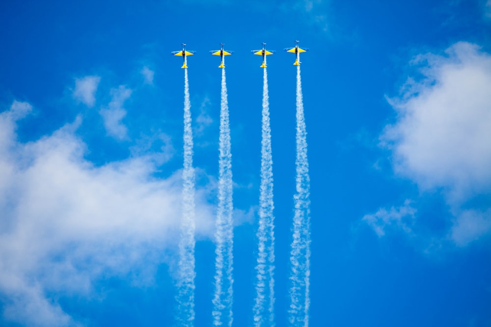 quatro aviões de acrobacias durante o dia