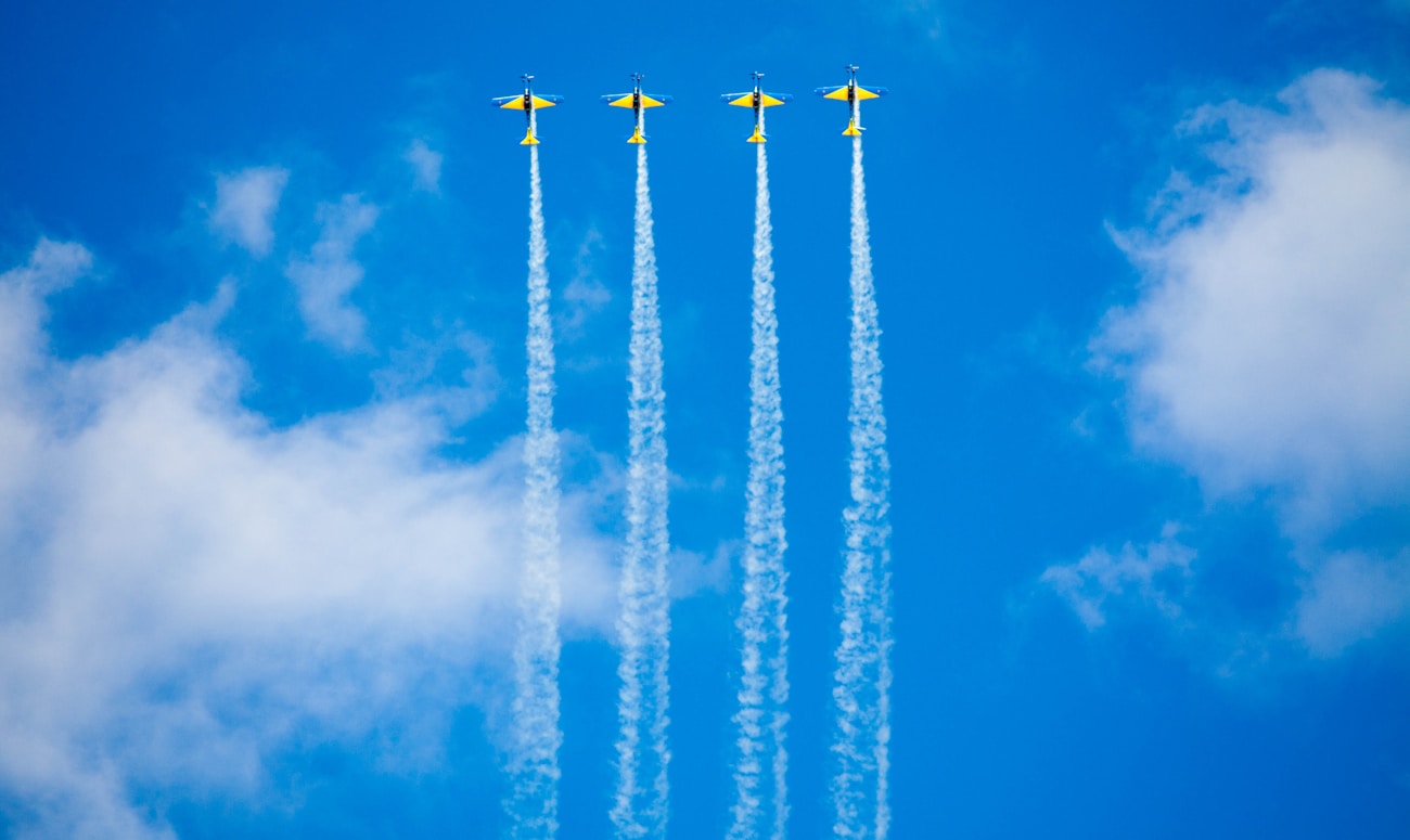 four stunt planes during daytime