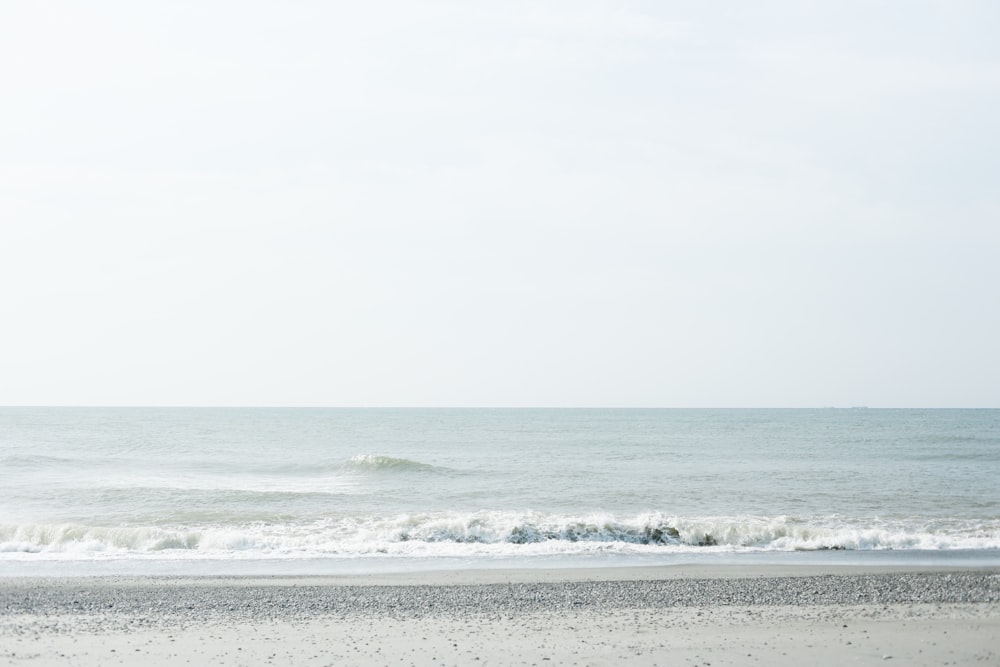 Ondas do mar batendo para armazenar