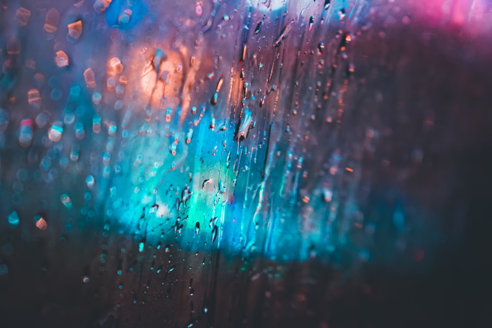 um close up de uma janela com gotas de chuva