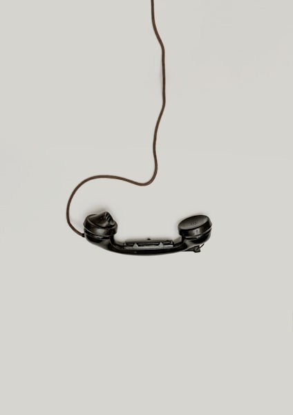 T&eacute;l&eacute;phone qui sonne dans un bureau vide