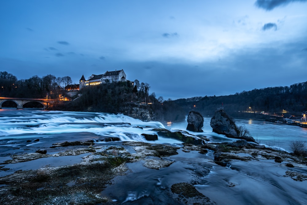 photographie de paysage de maison près du plan d’eau