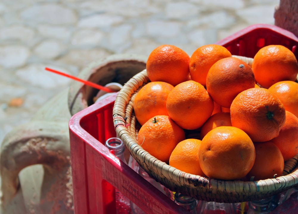 fruta laranja no cesto marrom
