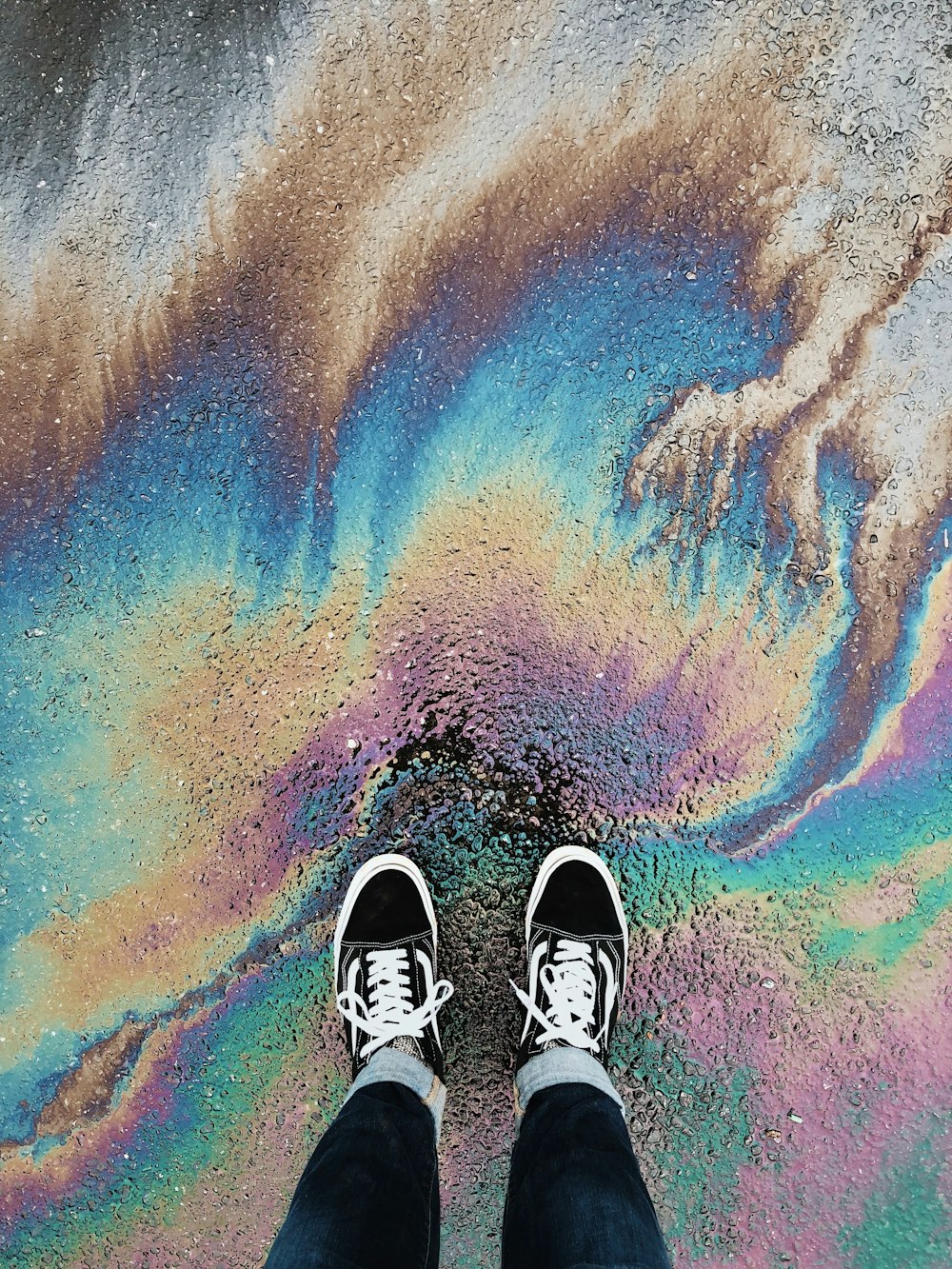 Persona de pie sobre una superficie derramada de petróleo