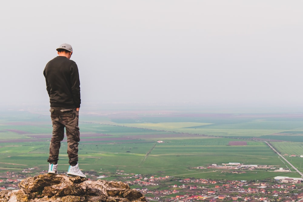 man hands on pocket at the top of cliff