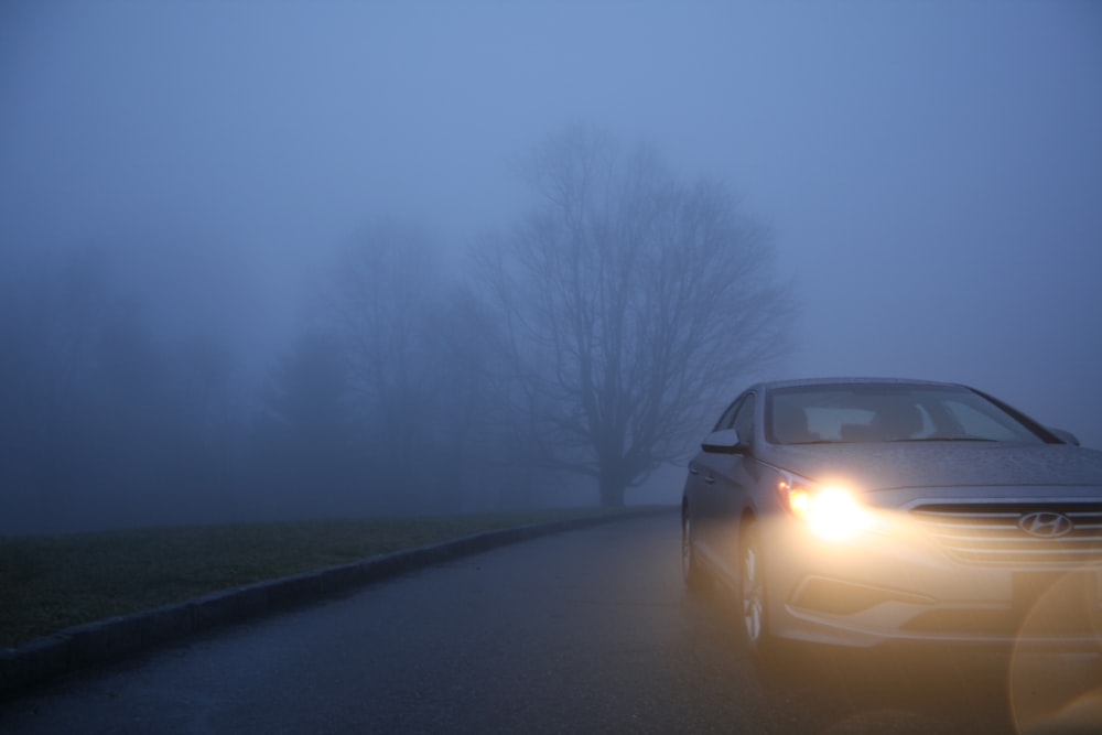 graues Hyundai-Auto auf der Straße