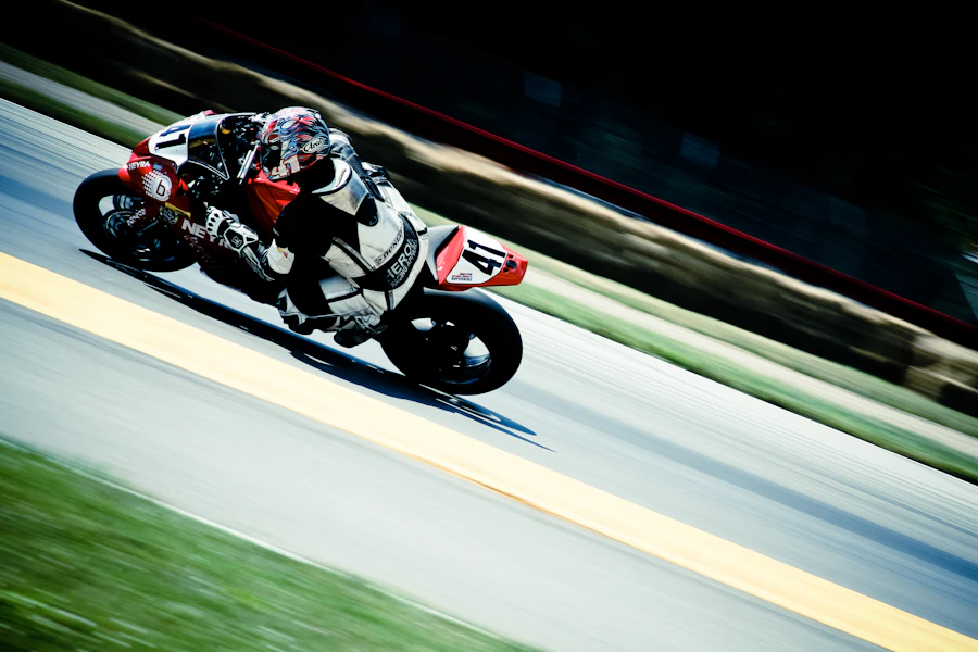 Moto de alto rendimiento en pista