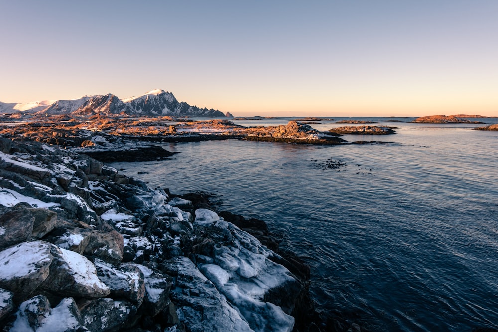 Cuerpo de agua bajo el cielo soleado