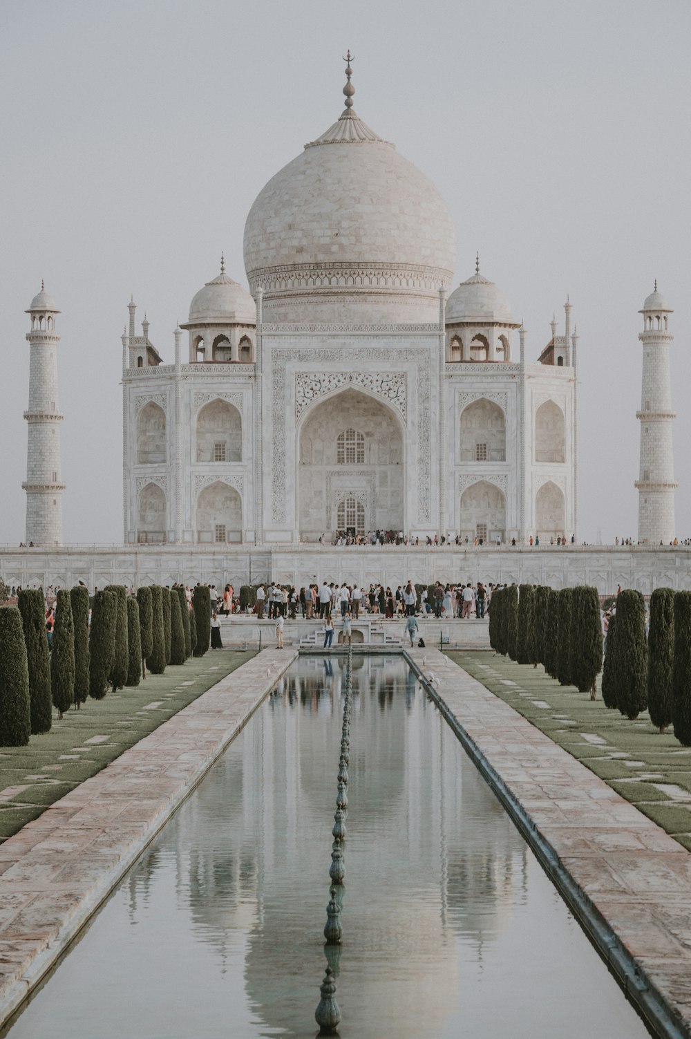 persone che si riuniscono nel Taj Mahal in India durante il giorno