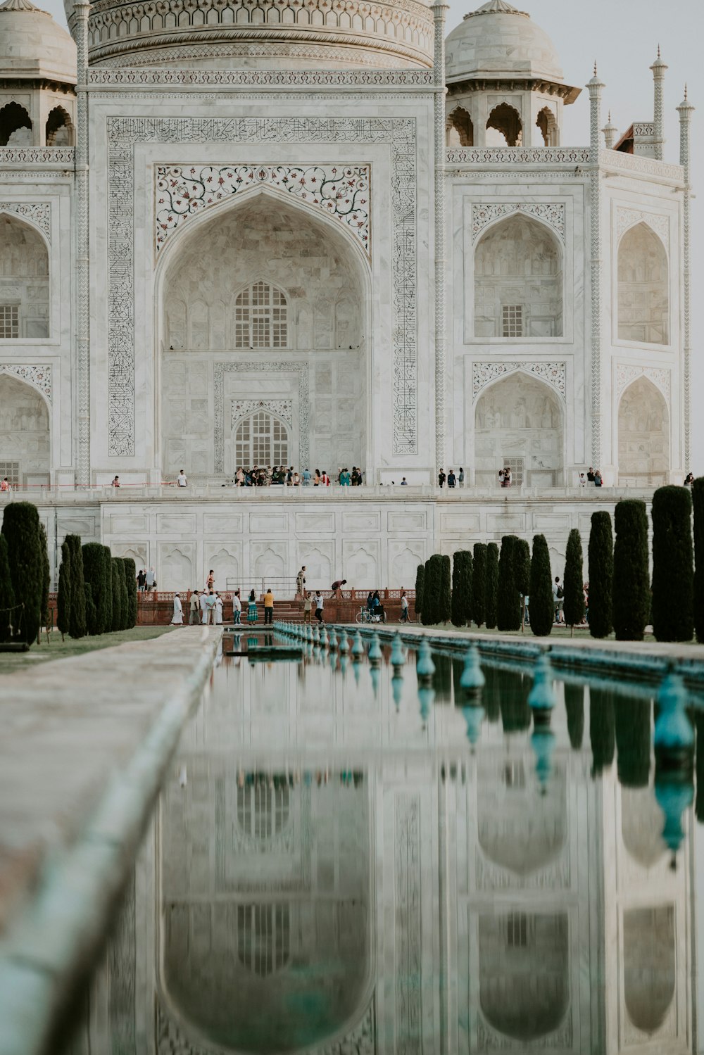 gente de pie frente al Taj Mahal