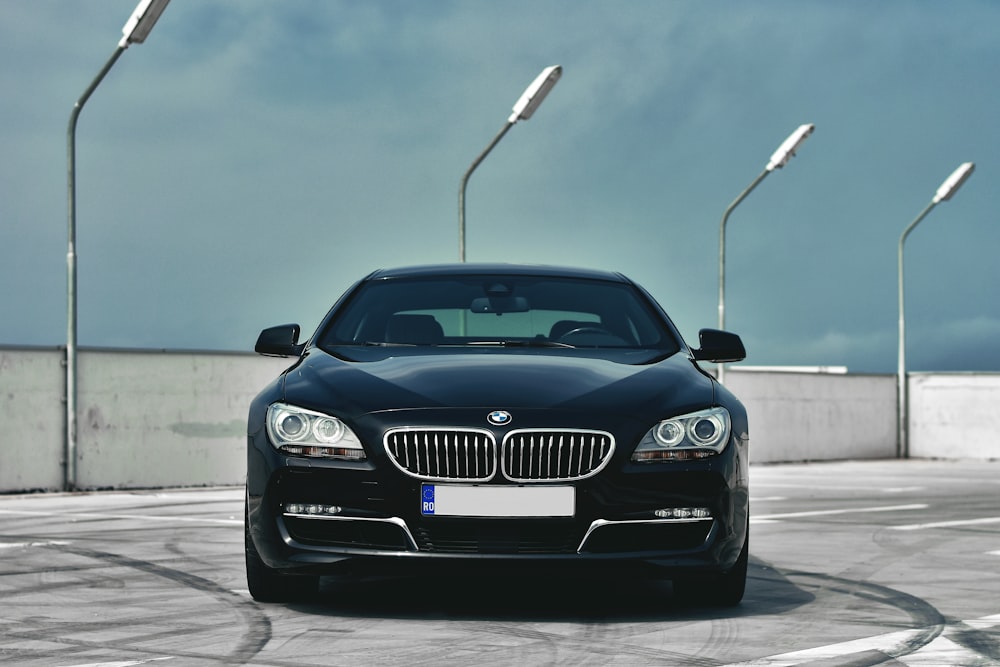 auto BMW nera parcheggiata su strada