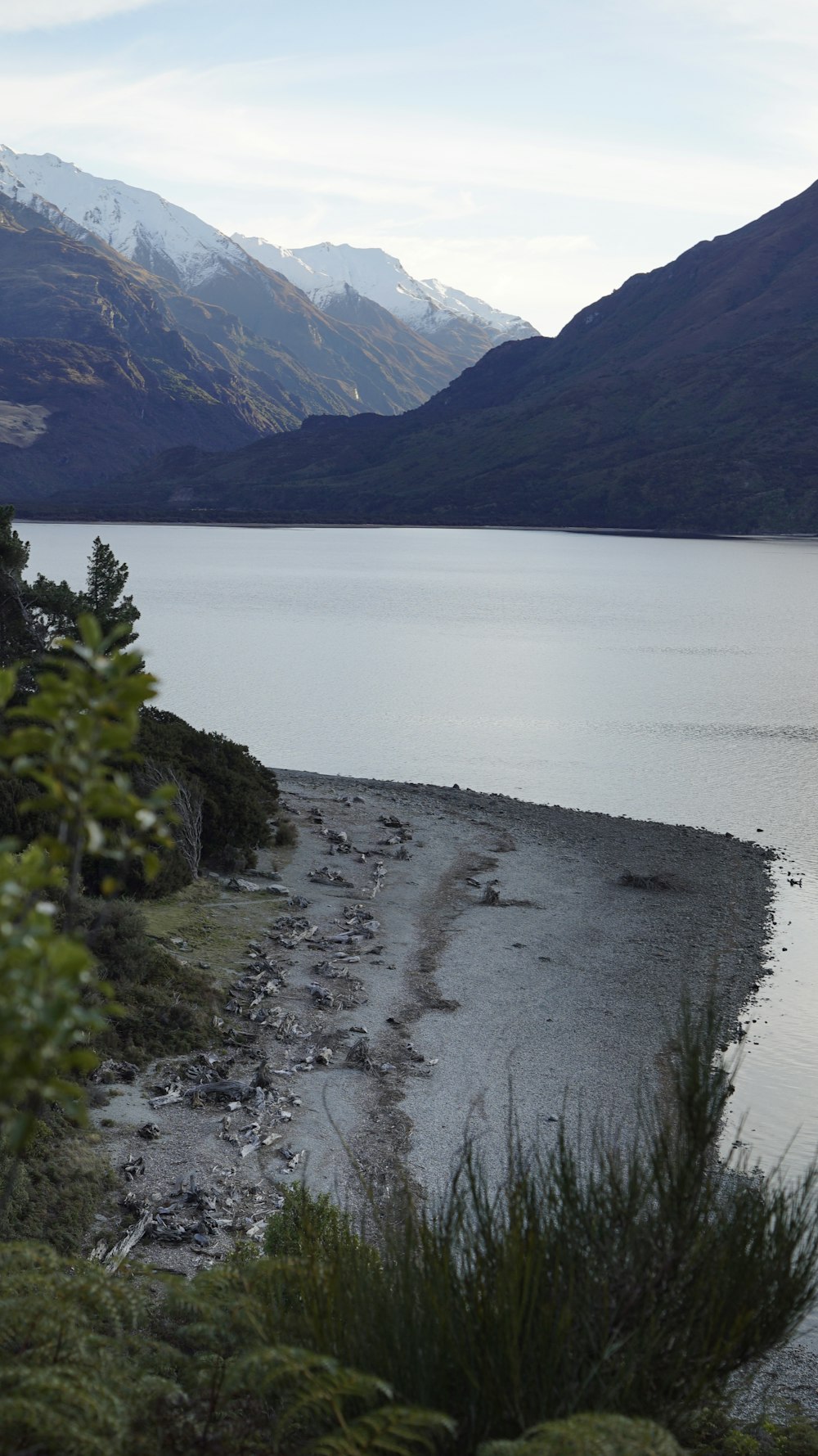 Chaîne de montagnes près d’un plan d’eau