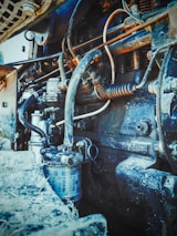 Dikey türbinli yangın pompasının çalışma anını gösteren teknik bir fotoğraf.