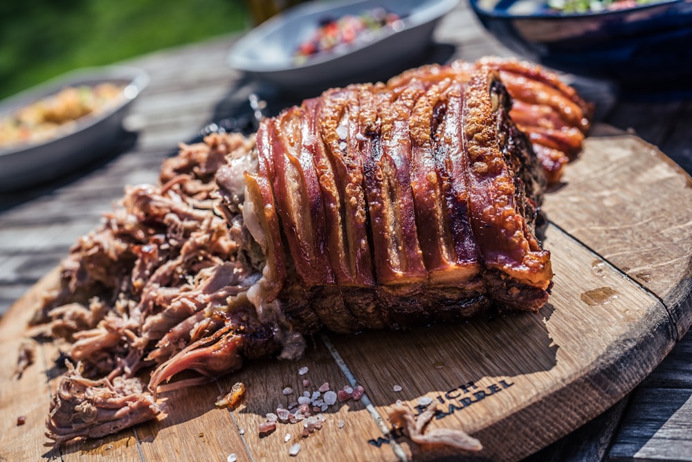 Gegrilltes Fleisch auf braunem Schneidebrett