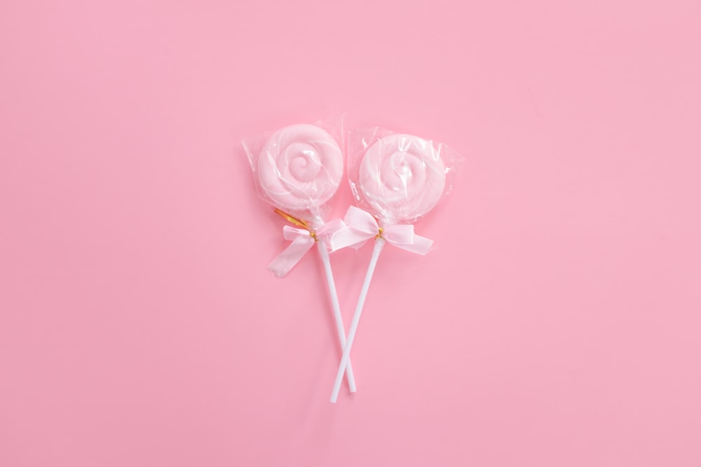 zwei rosa Bonbons
