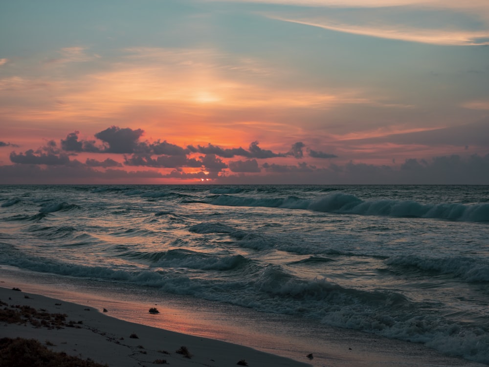 Olas del mar bajo el cielo azul