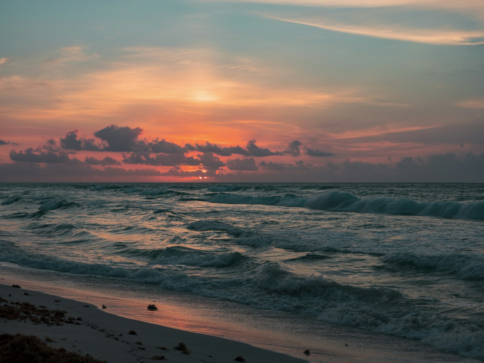 Panasonic Lumix DC-GH5 sample photo. Ocean waves under blue photography