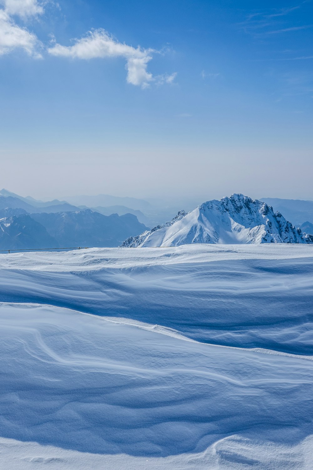Landschaftsfotografie von Schneeebenen und Bergen