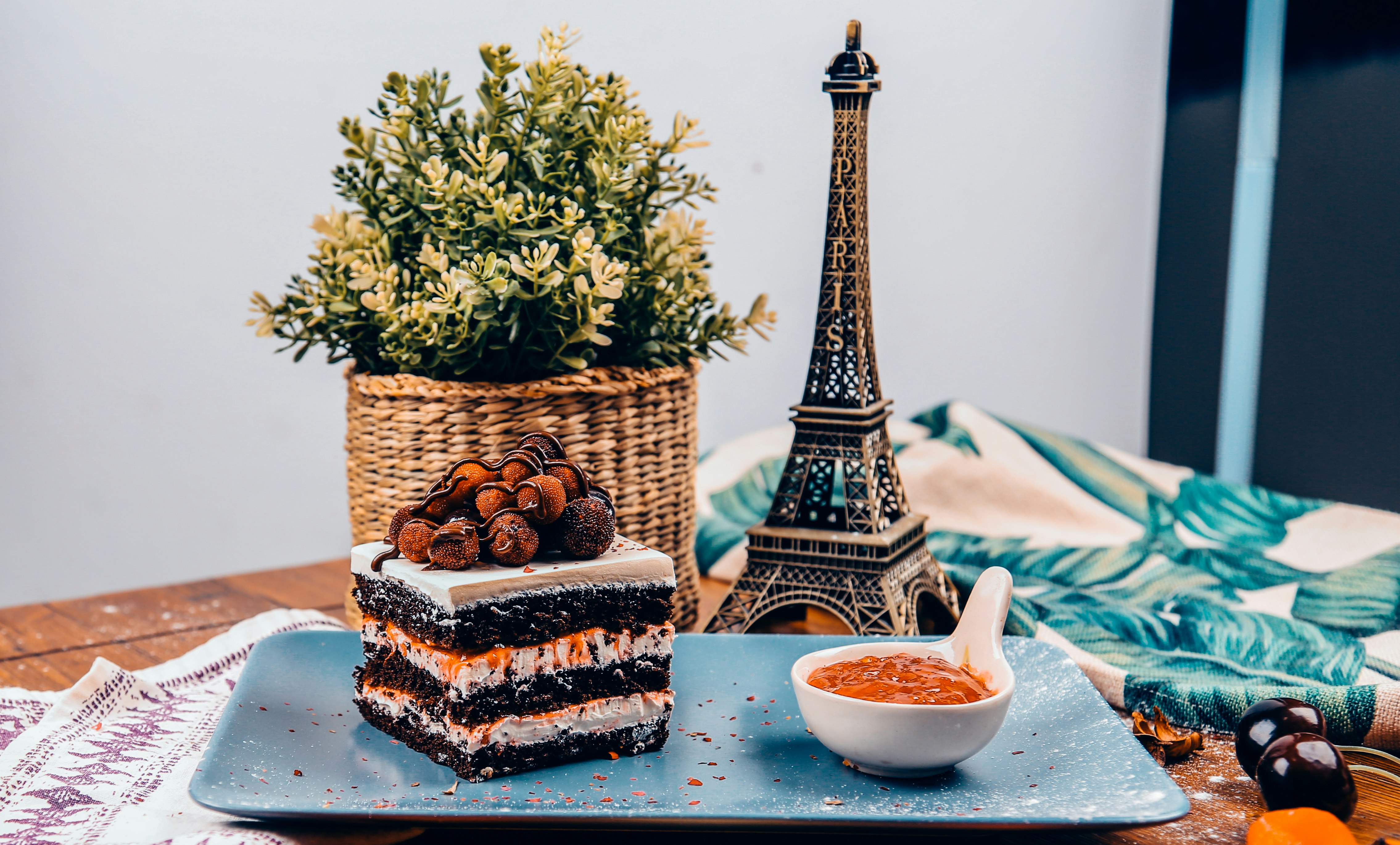 cake and Eiffel Tower miniature