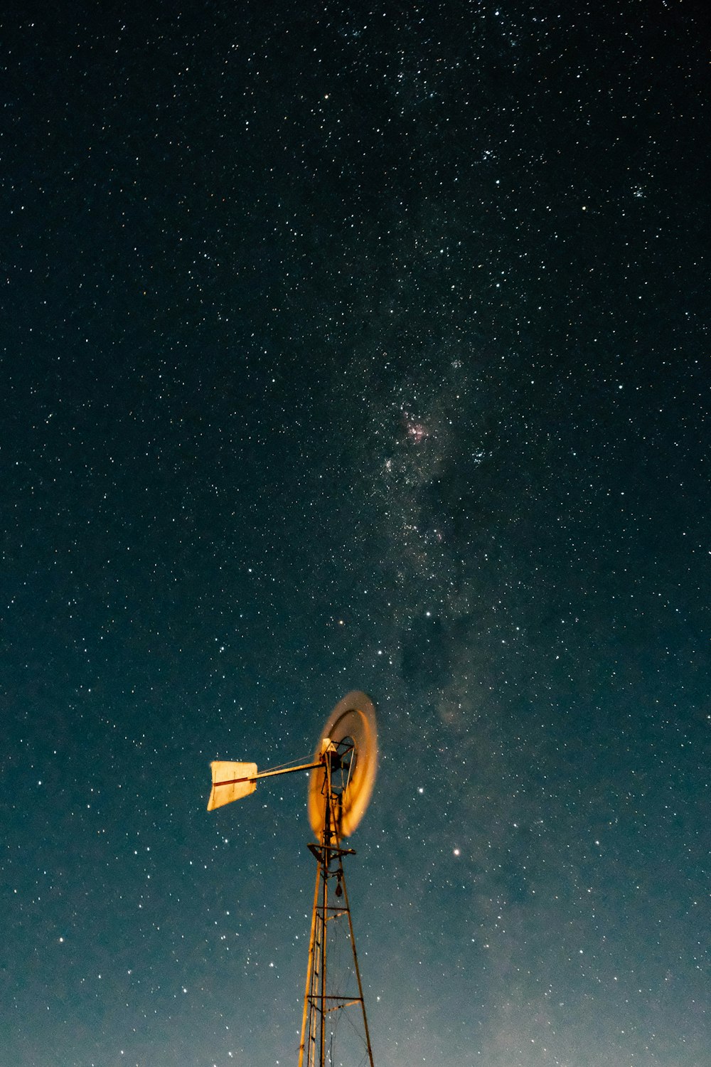 mulino a vento sotto il cielo blu durante la notte