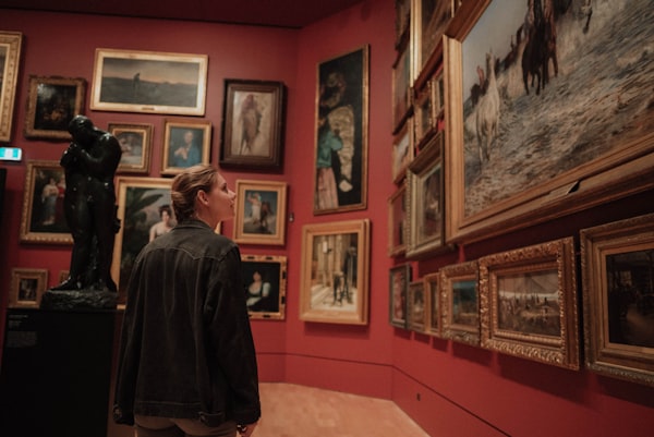 Dettaglio di una parete con opere pittoriche