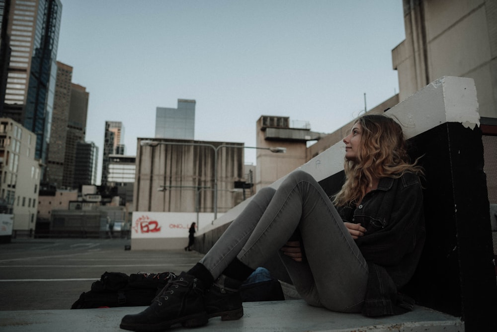 Mujer sentada en el suelo al aire libre