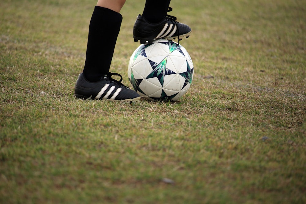 Person, die auf dem Spielfeld Fußball spielt