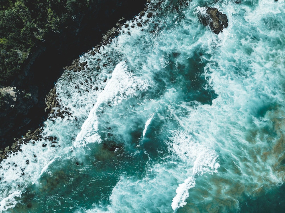 Fotografía de vista aérea de las olas del mar durante el día