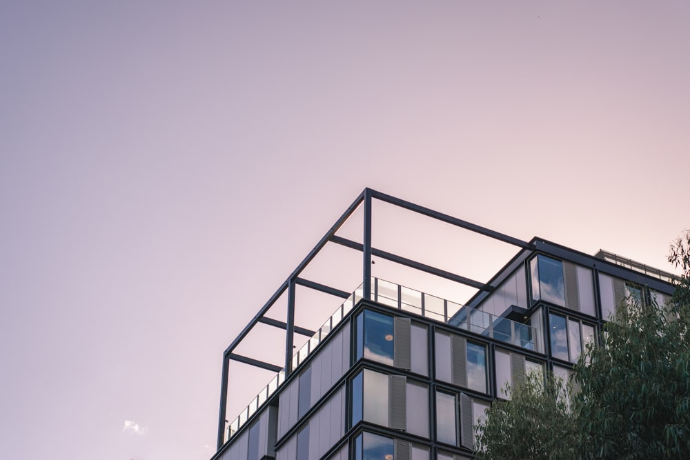 Edifício de concreto azul e branco