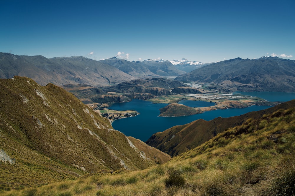 Montañas marrones durante el día